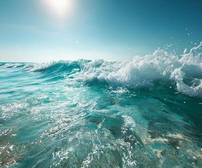 爽やかな夏の海の波の写真