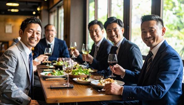 日本人ビジネスエリート男性だけの会食の写真
