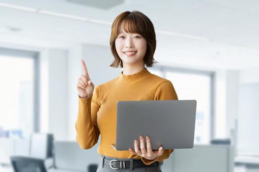 パソコンを持つ女性・ビジネスウーマン 女性,パソコン,笑顔の写真素材