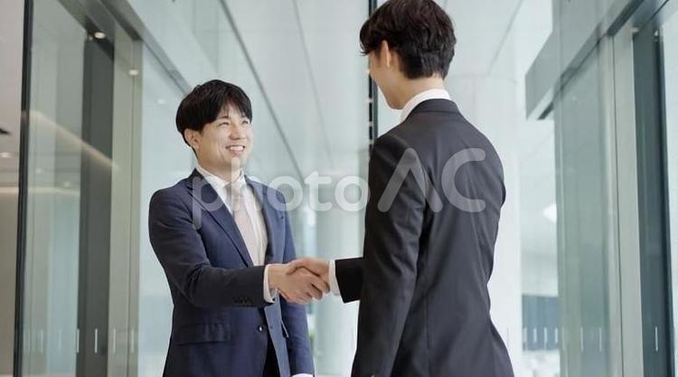 握手をするビジネスマン ビジネス,握手,男性の写真素材