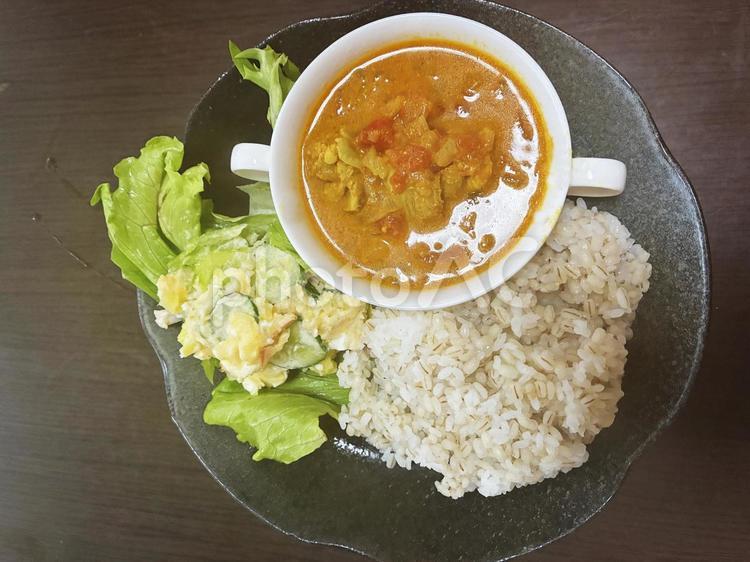 バターチキンカレーとポテトサラダ カレー,バターチキンカレー,チキンカレーの写真素材
