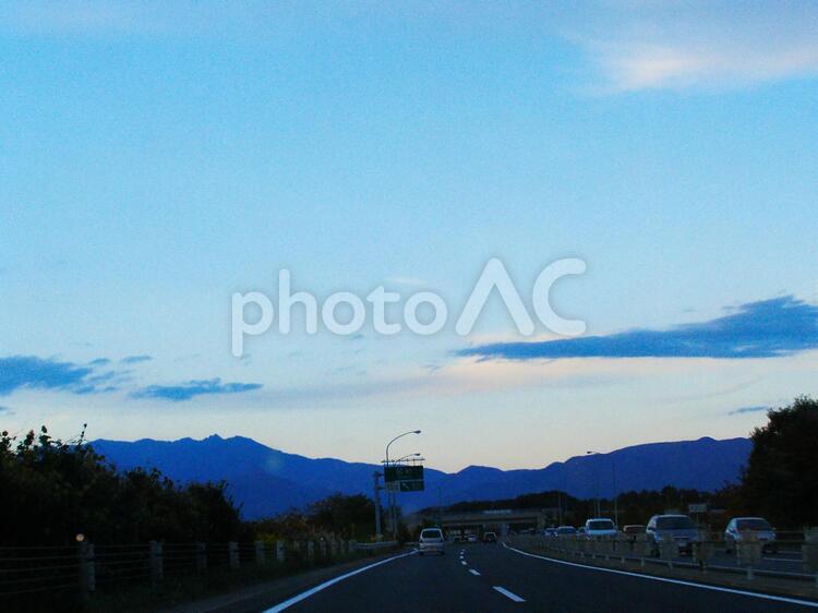 暮れ泥む空と道の背景素材 車,空,道の写真素材