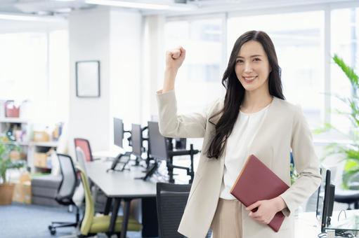 オフィスで仕事をする若いビジネスウーマン オフィスで仕事をする若いビジネスウーマン ビジネス,女性,オフィスの写真素材