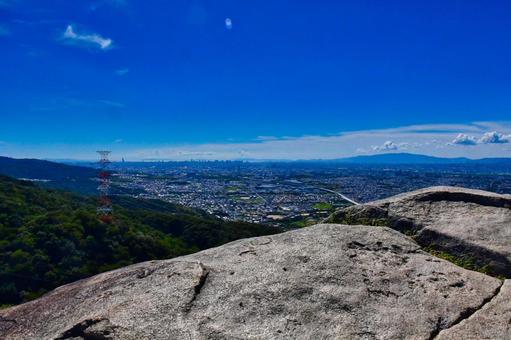 街を俯瞰する。 登山,岩山,山の写真素材