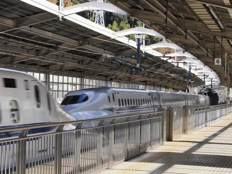 行き交う東海道新幹線 行き交う東海道新幹線の写真