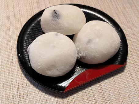 立冬前の日曜日の3時のおやつの黒豆大福 大福,餅菓子,和菓子の写真素材