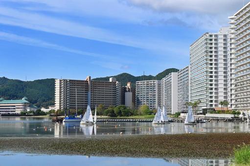 琵琶湖 柳が崎湖畔公園のヨットとビル群 琵琶湖 柳が崎湖畔公園のヨットとビル群 柳が崎湖畔公園,琵琶湖,ヨットの写真素材