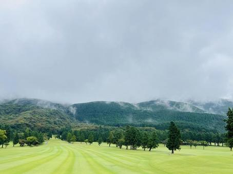 霧に包まれた山岳コースの風景 ゴルフ場,箱根湯の花ゴルフ場,コースの写真素材
