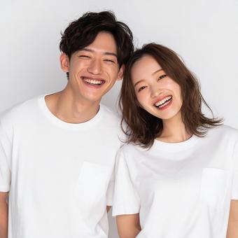 爽やかな白いTシャツの男女 爽やかな白いTシャツの男女の写真