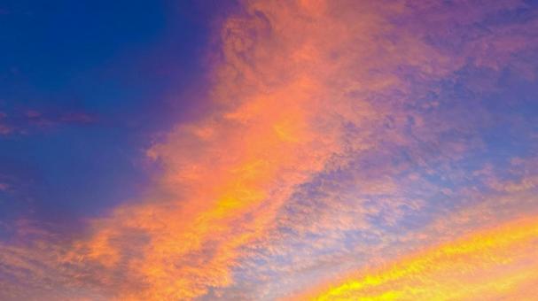 日常の中で見られる青とオレンジの夕焼け空 日常の中で見られる青とオレンジの夕焼け空の写真