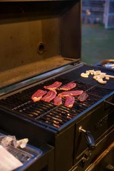 夏の夜のBBQグリルで焼く肉 bbq,バーベキュー,グリルの写真素材