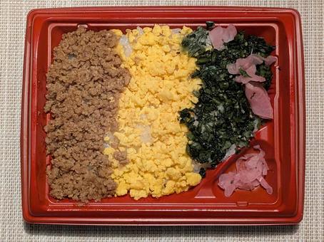 立冬過ぎのスーパーの鶏そぼろ弁当 お弁当,テイクアウト弁当,持ち帰り弁当の写真素材