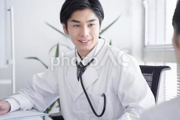 女性会社員を診察する日本人男性ドクター 医者,診察,ドクターの写真素材
