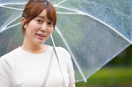 傘を差し微笑む女性 女性,傘,差すの写真素材