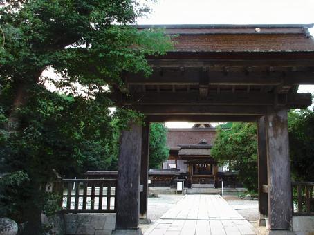 岡山県-中山神社-拝殿と鳥居の写真