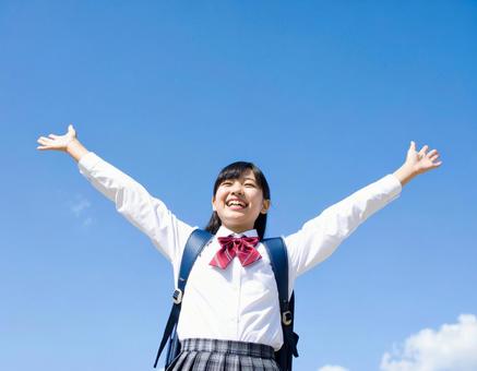 青空の下伸び伸びとする女の子 青空の下伸び伸びとする女の子の写真