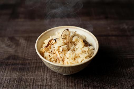 湯気があがる松茸ご飯 湯気があがる松茸ご飯 松茸ご飯,松茸,炊き込みご飯の写真素材