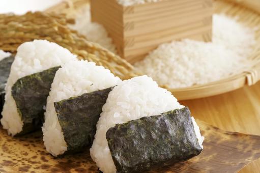 美味しそうなおにぎりとお米 米,白米,新米の写真素材