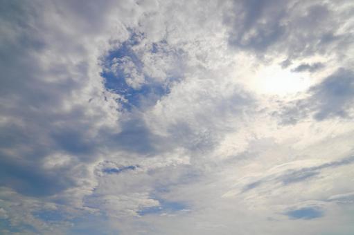 雲で覆われた空　太陽　空のみ 空,雲,曇りの写真素材