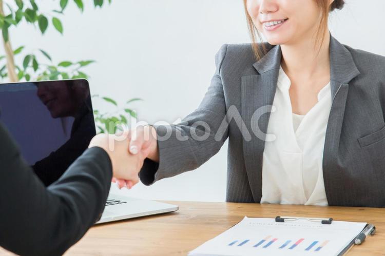 握手するビジネスウーマン ビジネスウーマン,握手,商談の写真素材