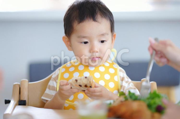 フォークの方を見つめる男の子 男の子,気になる,見つめるの写真素材