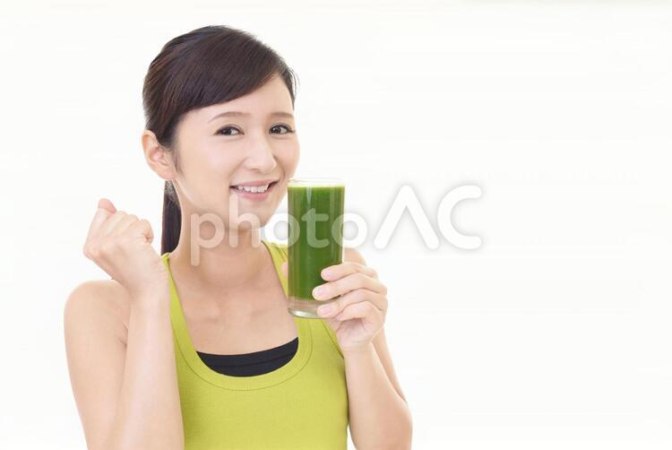 野菜ジュースを飲む笑顔の女性 女性,女,ジュースの写真素材