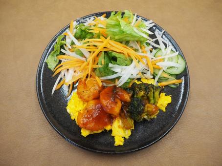 自家製・海老チリと野菜サラダ 海老チリ,野菜サラダ,炒り卵の写真素材