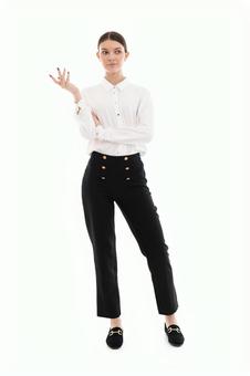 横目でポーズする白シャツの女性 横目でポーズする白シャツの女性の写真