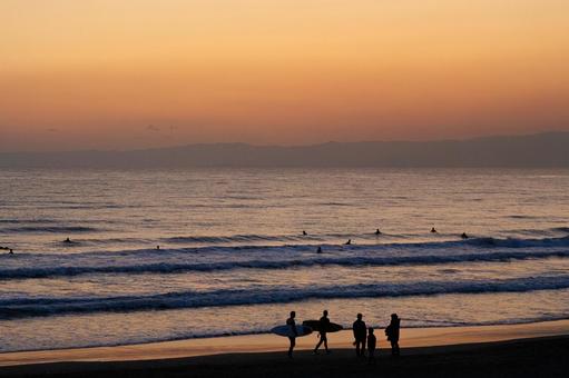 冬の湘南の海と夕焼け 冬の湘南の海と夕焼け 夕暮れ,海,湘南の写真素材