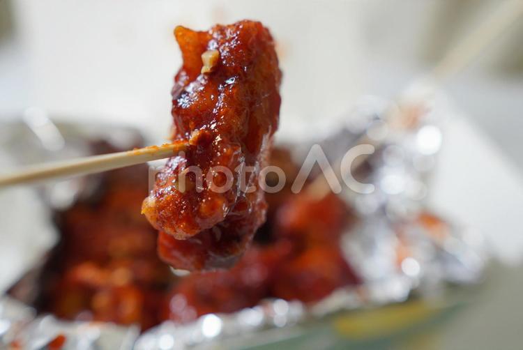 韓国料理ヤンニョムチキンのテイクアウト　 ヤンニョムチキン,テイクアウト,持ち帰りの写真素材