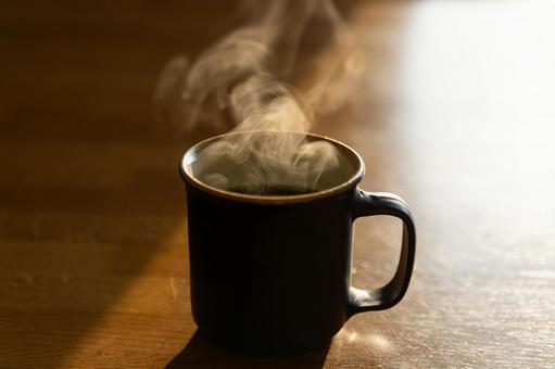 湯気が立つマグカップのホットコーヒー コーヒー,ホットコーヒー,湯気の写真素材