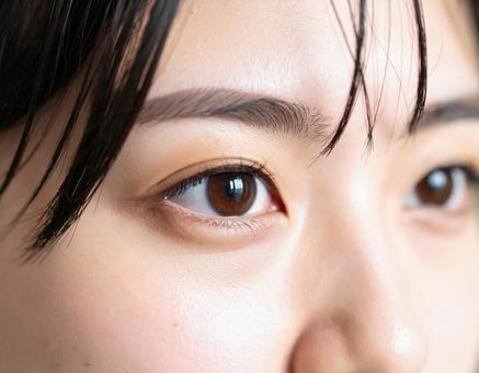 見つめる女性 見つめる女性の写真