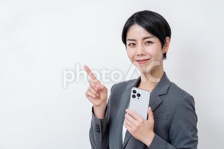提案するビジネスパーソンの女性。 提案,スマホ,スマートフォンの写真素材