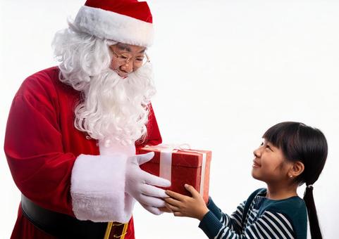 笑顔のサンタと女の子 笑顔のサンタと女の子の写真