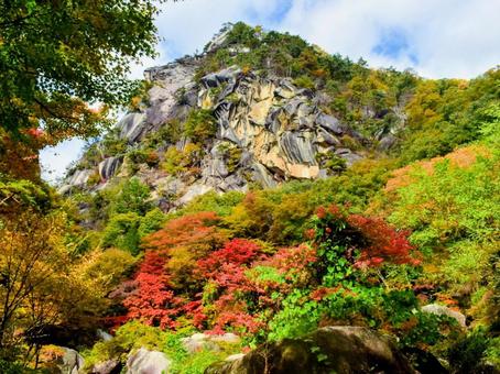 天狗岩と紅葉の写真