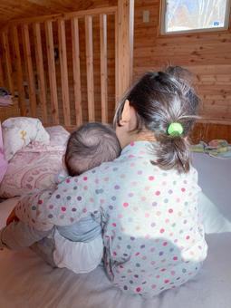寄り添うきょうだい 寄り添うきょうだい 姉,弟,妹の写真素材