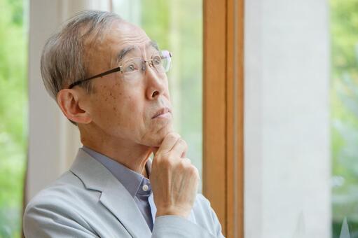 考え事をする高齢者の男性 高齢者,老人,シニアの写真素材