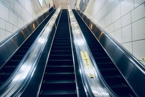 駅のエスカレーター 駅のエスカレーター コスモスクエア駅,エスカレーター,大阪メトロの写真素材