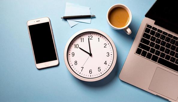 時差出勤 時計 スマホ パソコン 電卓 時差出勤 時計 スマホ パソコン 電卓 の写真