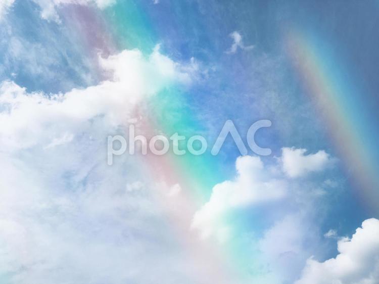 虹　プリズム　積雲　綿雲　羊雲　ふわふわ　柔らかな　空　もくもく 虹,プリズム,美しいの写真素材