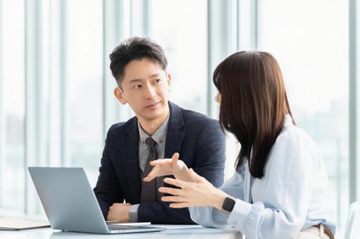 ミーティングをする男女2人のビジネスマン ミーティングをする男女2人のビジネスマン 男性,女性,男女の写真素材