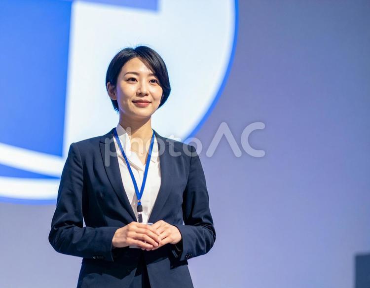 ステージ上でプレゼンをする女性 女性,プレゼン,ビジネスの写真素材