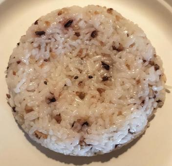 丸い形の五穀ご飯 丸い形の五穀ご飯の写真
