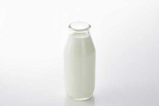 牛乳瓶に入ったミルク 牛乳瓶に入ったミルク 牛乳瓶,牛乳,ガラス瓶の写真素材