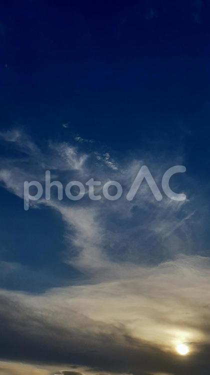 空と夕日 空,雲,夕日の写真素材
