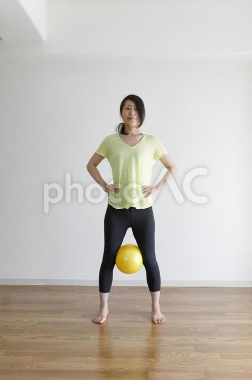 ボールを使ってストレッチ運動をする女性 女性,人物,日本人の写真素材