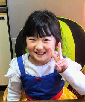 室内でピースをする女の子4941 室内でピースをする女の子4941の写真