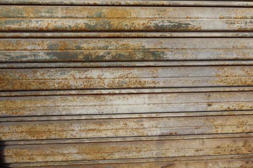 全面に錆が広がった古い金属の背景素材 シャッター,錆び,錆の写真素材