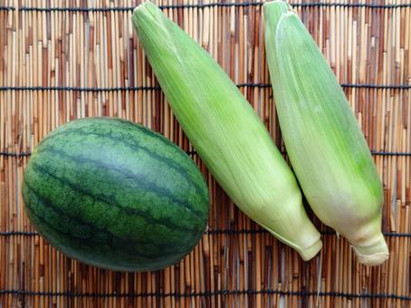 スイカとトウモロコシ スイカとトウモロコシ スイカ,トウモロコシ,夏野菜の写真素材