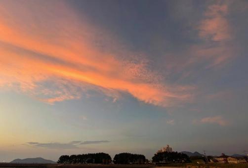 夕焼け 雲 オレンジカラー 空,夕焼けの空,晴天の日の夕暮の写真素材
